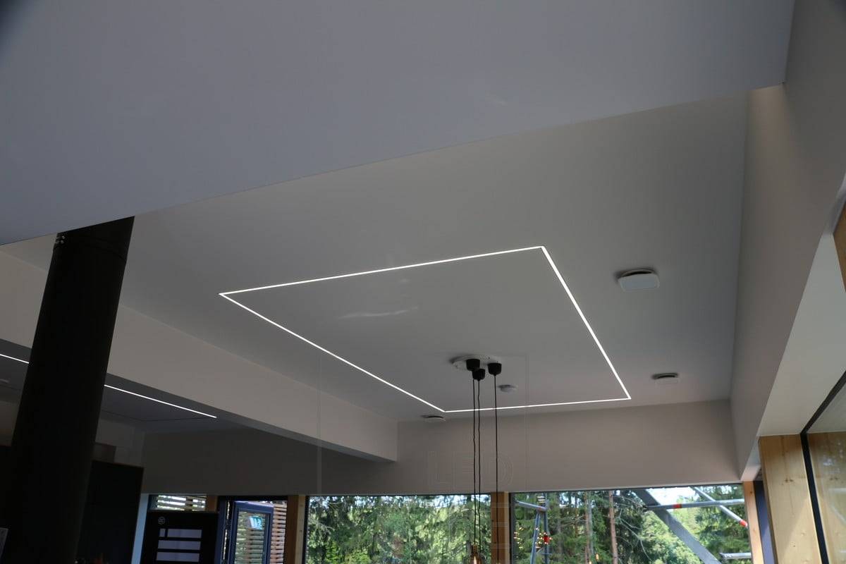 Ruban de leds dans un profilé encastré étroit circulant dans l'espace, créant un éclairage général. Le profilé Uppo permet de créer différentes formes au plafond.
